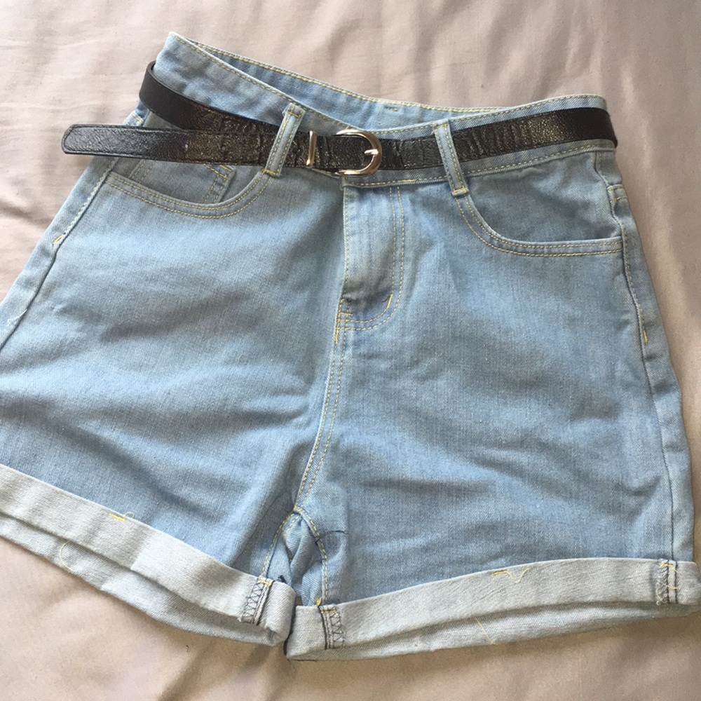 Medium-wash high-wasted Jean shorts